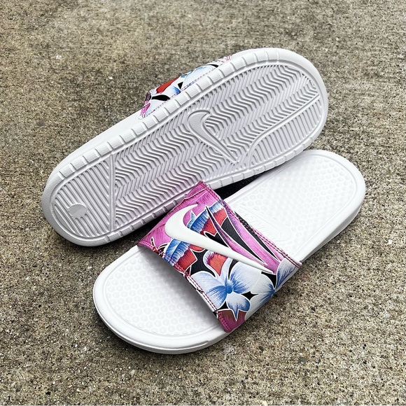 WMNS NIKE BENASSI SWOOSH JDI PRINT SLIDE PINK WHITE BLUE FLOWER FEATHER HABANERO - Picture 6 of 9